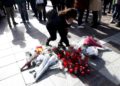Una donna ricorda ad Algeciras con una candela Diego Valencia, ucciso mercoledì dal terrorista islamico Yassine Kanjaa