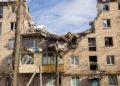 Un palazzo distrutto dalle bombe russe a Bakhmut, in Ucraina
