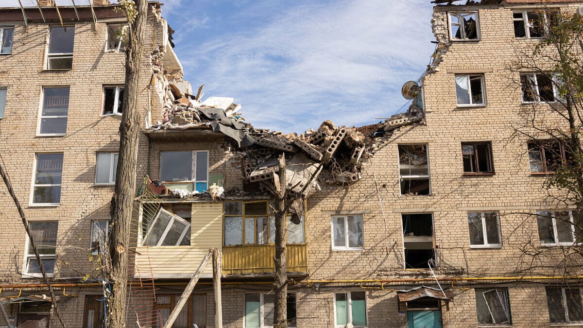 Un palazzo distrutto dalle bombe russe a Bakhmut, in Ucraina