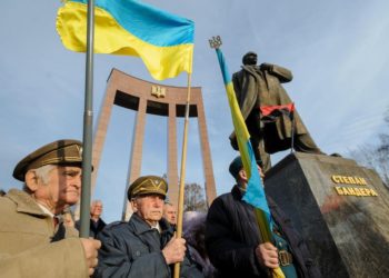 Leopoli, celebrazioni al monumento a Stepan Bandera, 1 gennaio 2023 (Ansa)