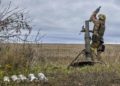 Un soldato dell'esercito in Ucraina prepara un mortaio