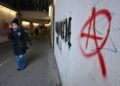 Scritte e volantini di matrice anarchica contro il 41bis a favore di Alfredo Cospito e altri anarchici detenuti, sono state trovate nel tunnel pedonale vicino alla stazione ferroviaria di Genova, 1 febbraio 2023 (Ansa)