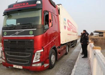 Il primo tir di aiuti inviato dall'Armenia alla Turchia