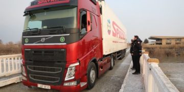 Il primo tir di aiuti inviato dall'Armenia alla Turchia