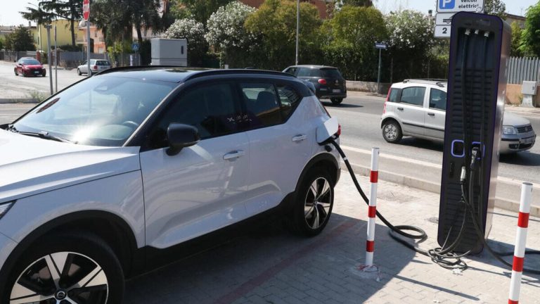 Auto elettriche. «L’Ue compie un suicidio civile, politico ed economico»
