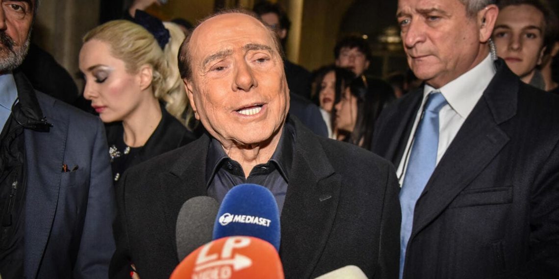 Silvio Berlusconi vota al seggio elettorale per le elezioni regionali in Lombardia, Milano, 12 febbraio 2023 (Ansa)