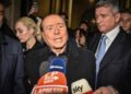 Silvio Berlusconi vota al seggio elettorale per le elezioni regionali in Lombardia, Milano, 12 febbraio 2023 (Ansa)
