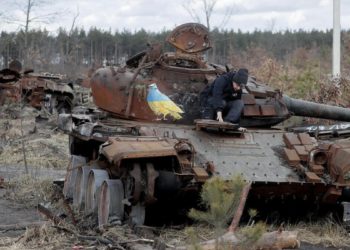 Un carro armato russo distrutto in Ucraina