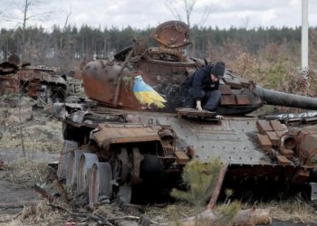 Un carro armato russo distrutto in Ucraina