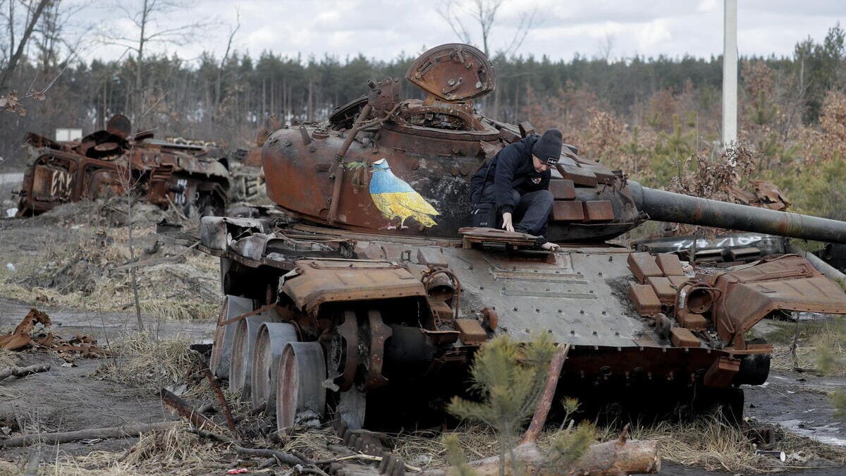 Un carro armato russo distrutto in Ucraina