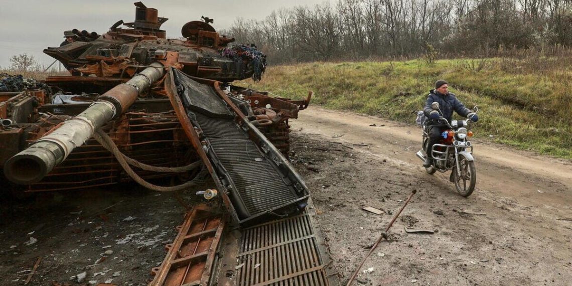 Un carro armato russo distrutto in Ucraina durante la guerra
