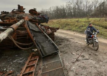 Un carro armato russo distrutto in Ucraina durante la guerra