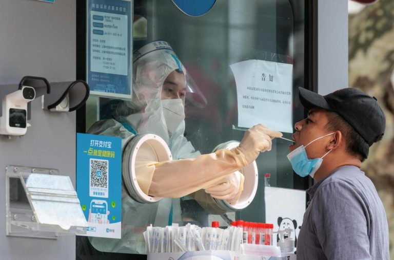 Il virus fuggito dal laboratorio, le mascherine e le “certezze” degli esperti