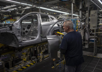 Operaio al lavoro in una fabbrica di auto