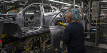 Operaio al lavoro in una fabbrica di auto