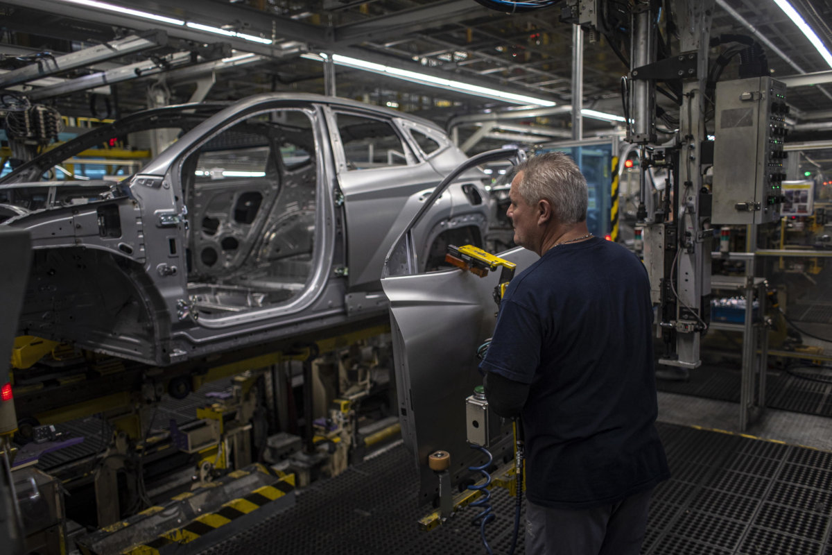 Operaio al lavoro in una fabbrica di auto