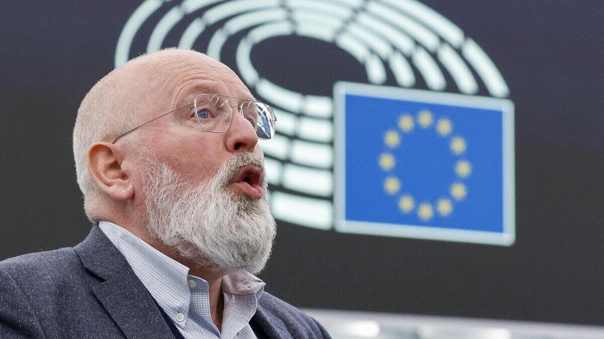 Frans Timmermans parla a Strasburgo all'Ue di auto elettriche