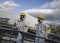 Lavoratori presso la centrale nucleare dismessa di Fukushima, Giappone, 15 novembre 2021 (Ansa)
