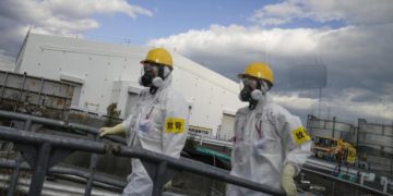 Lavoratori presso la centrale nucleare dismessa di Fukushima, Giappone, 15 novembre 2021 (Ansa)