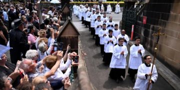 Migliaia di cattolici hanno partecipato ai funerali di George Pell