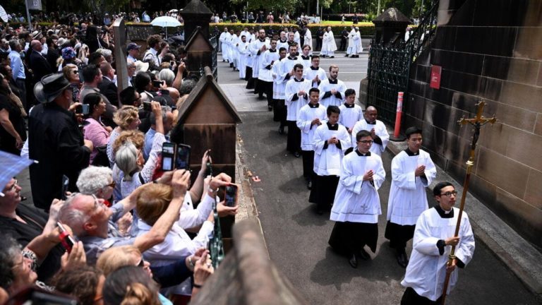«Pell, santo per i nostri tempi, ha subito una moderna crocifissione»