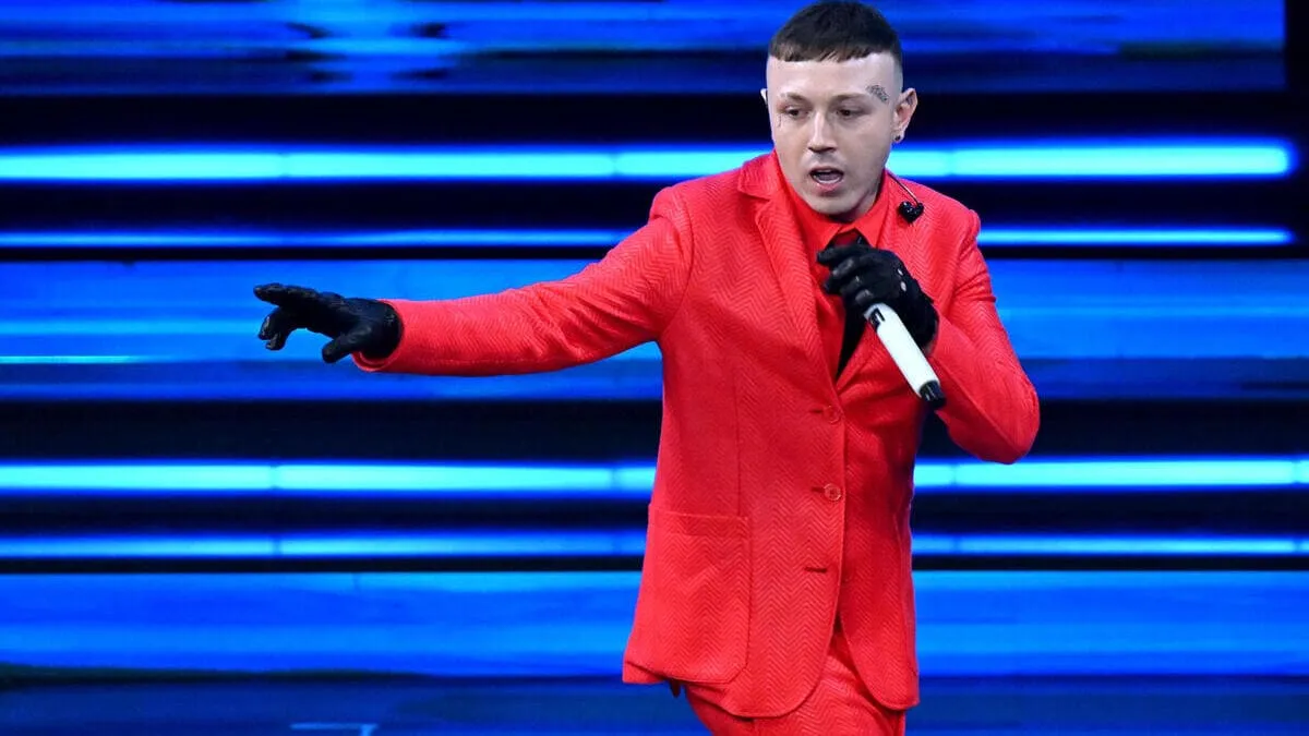 Jacopo Lazzarini, per tutti Lazza, si è classificato secondo al Festival di Sanremo con il brano Cenere