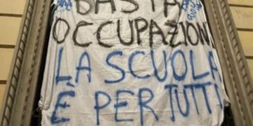 Lo striscione di protesta dei Giovani della Lega al liceo Manzoni di Milano