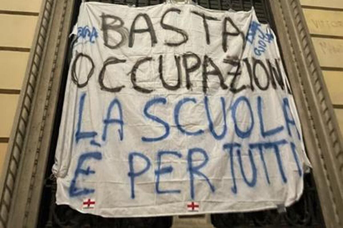Lo striscione di protesta dei Giovani della Lega al liceo Manzoni di Milano