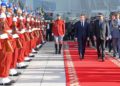 Il presidente francese Emmanuel Macron con il re del Marocco Mohammed VI, Tangeri, Morocco, 15 novembre 2018 (Ansa)