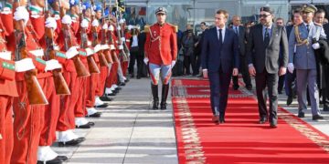 Il presidente francese Emmanuel Macron con il re del Marocco Mohammed VI, Tangeri, Morocco, 15 novembre 2018 (Ansa)