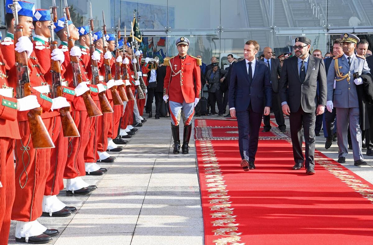 Il presidente francese Emmanuel Macron con il re del Marocco Mohammed VI, Tangeri, Morocco, 15 novembre 2018 (Ansa)