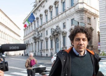 Marco Cappato, tesoriere dell'Associazione Luca Coscioni, all'esterno della Corte Costituzionale