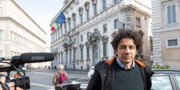 Marco Cappato, tesoriere dell'Associazione Luca Coscioni, all'esterno della Corte Costituzionale