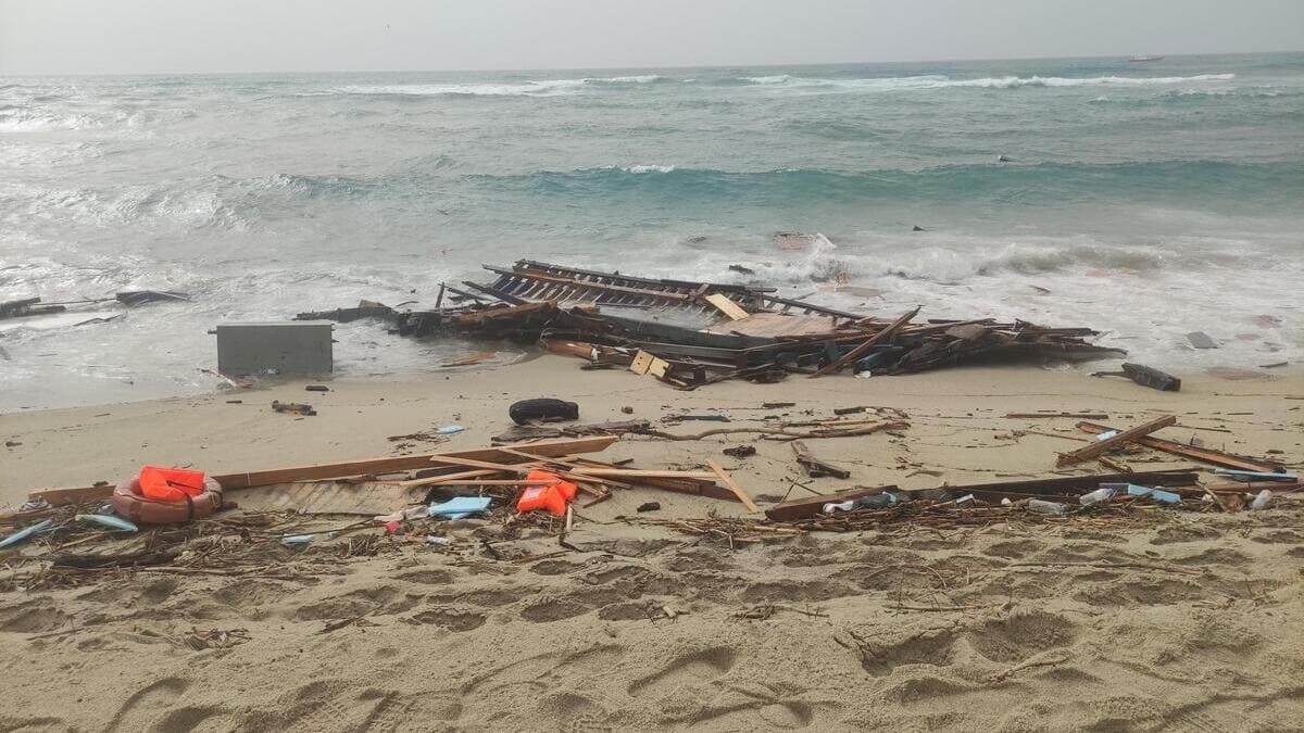I resti del barcone carico di migranti affondato davanti alle coste crotonesi