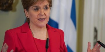 La first minister del governo locale della Scozia e leader indipendentista dell'Snp, Nicola Sturgeon ha formalizzato l'annuncio delle sue dimissioni