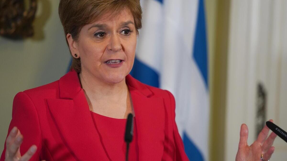 La first minister del governo locale della Scozia e leader indipendentista dell'Snp, Nicola Sturgeon ha formalizzato l'annuncio delle sue dimissioni 