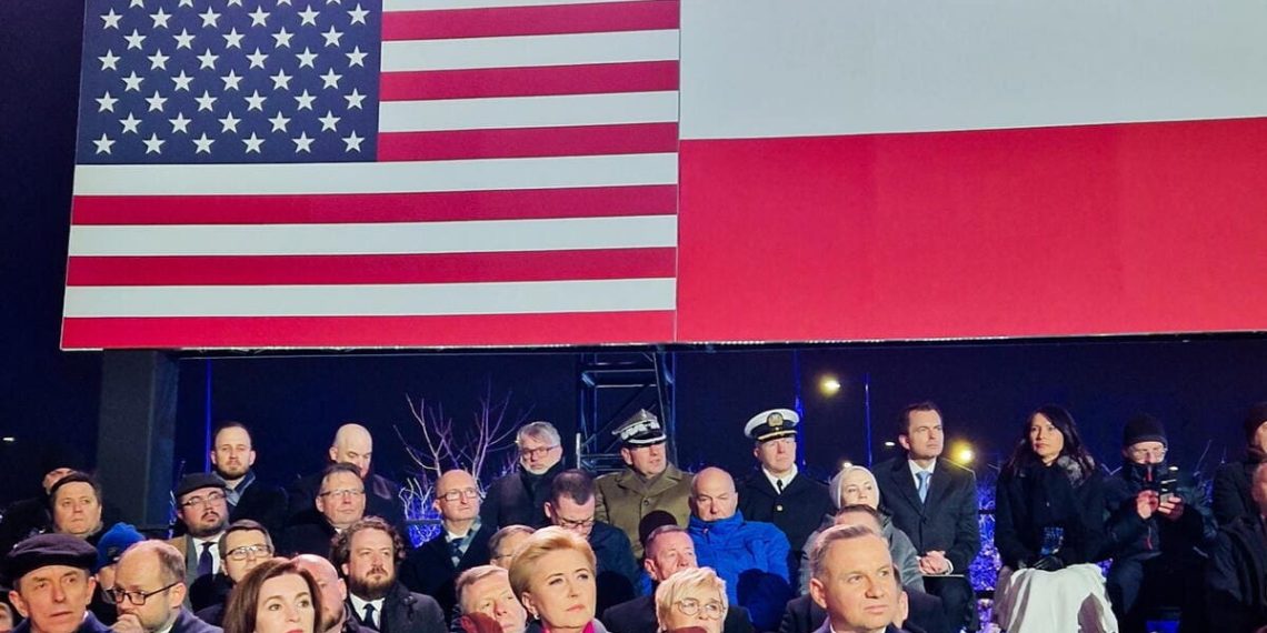 Il presidente della Polonia, Duda, ascolta a Varsavia le parole del presidente Usa, Joe Biden