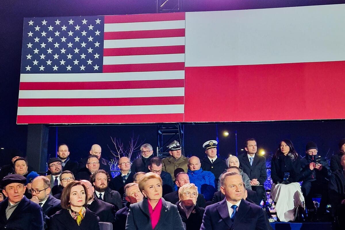Il presidente della Polonia, Duda, ascolta a Varsavia le parole del presidente Usa, Joe Biden
