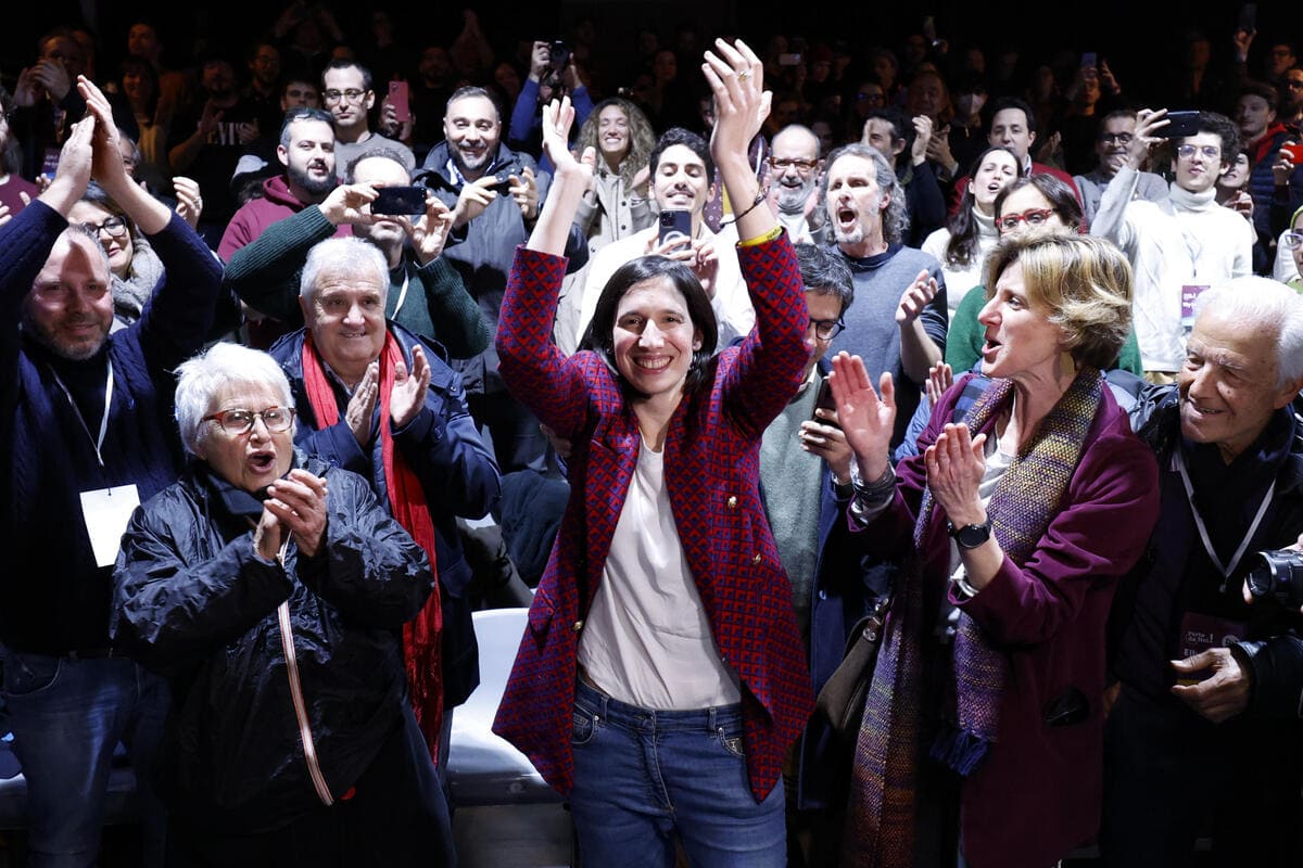 Elly Schlein nella sede del suo comitato elettorale, dopo la comunicazione dei risultati parziali delle primarie del Pd, Roma, 27 febbraio 2023 (Ansa)