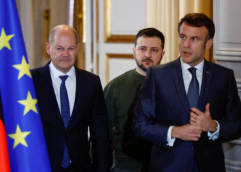 Olaf Scholz e Emmanuel Macron con Volodymyr Zelensky