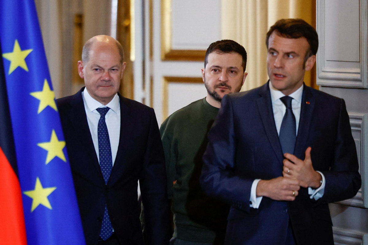 Olaf Scholz e Emmanuel Macron con Volodymyr Zelensky