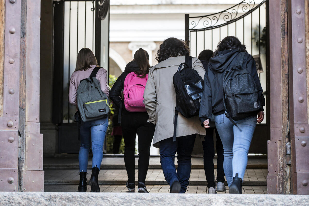 Ingresso di studenti in una scuola a Roma