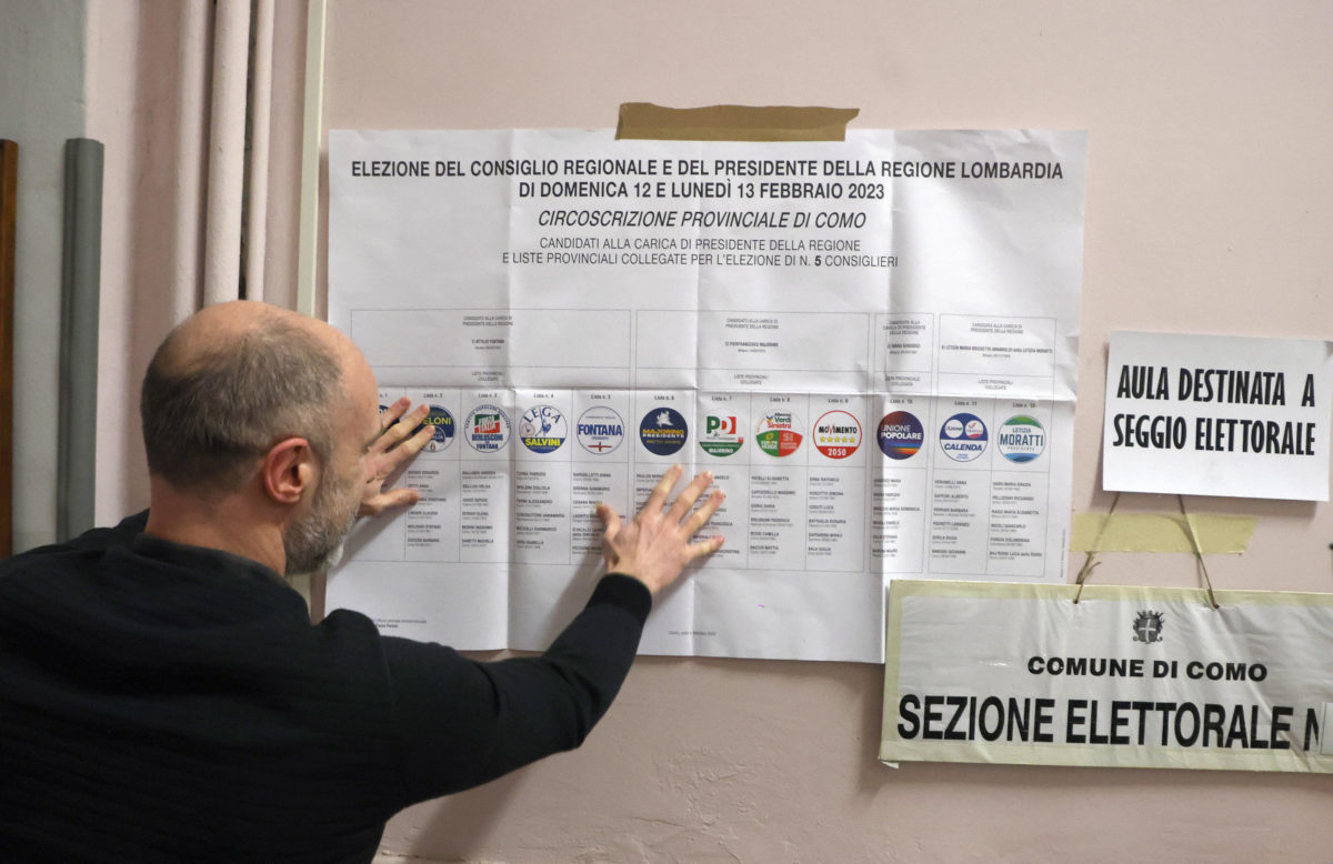 Como, seggio per voto regionali Lombardia, 12 febbraio 2023 (Ansa)