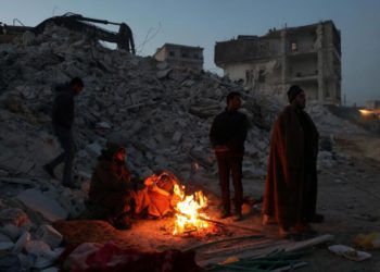Abitanti della Siria colpiti dal terremoto si scaldano