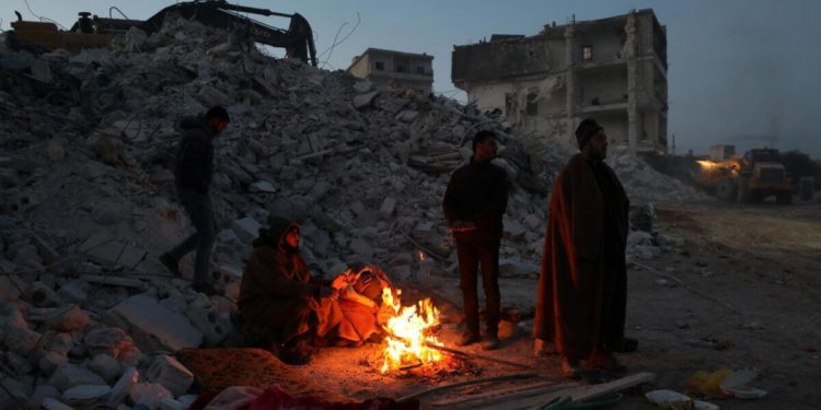 Abitanti della Siria colpiti dal terremoto si scaldano