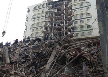 Un palazzo distrutto dal terremoto in Turchia