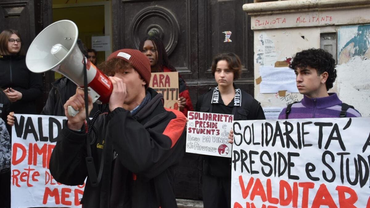 Picchetto degli studenti per chiedere le dimissioni del ministro Valditara e dare solidarietà alla preside e ai ragazzi del Liceo Michelangiolo di Firenze