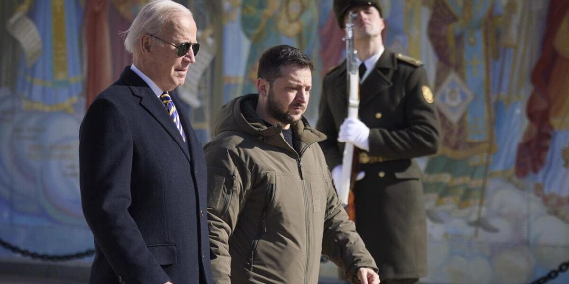 Biden insieme a Zelensky durante la sua visita a Kiev, in Ucraina