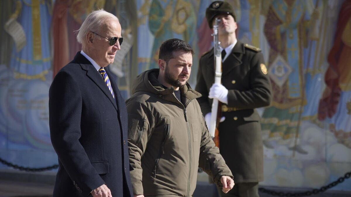 Biden insieme a Zelensky durante la sua visita a Kiev, in Ucraina
