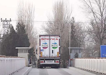 Un camion di aiuti umanitari valica il confine tra Armenia e Turchia